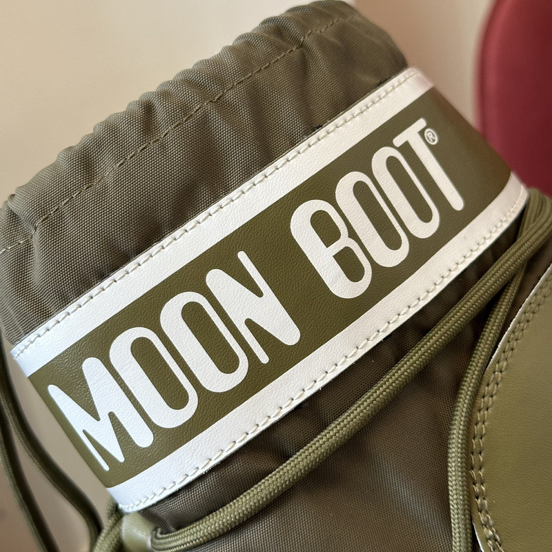 mOON bOOT
