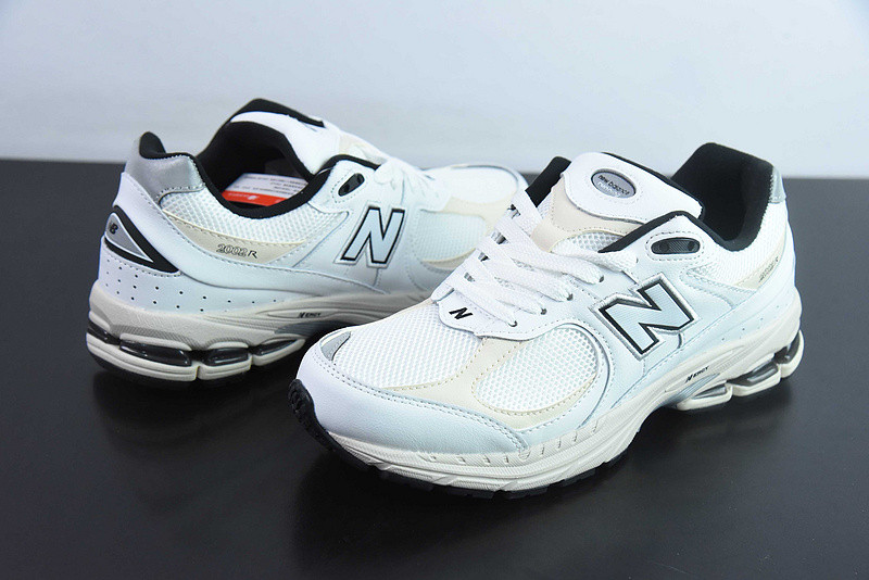 NEW BALANCE SNEAKER